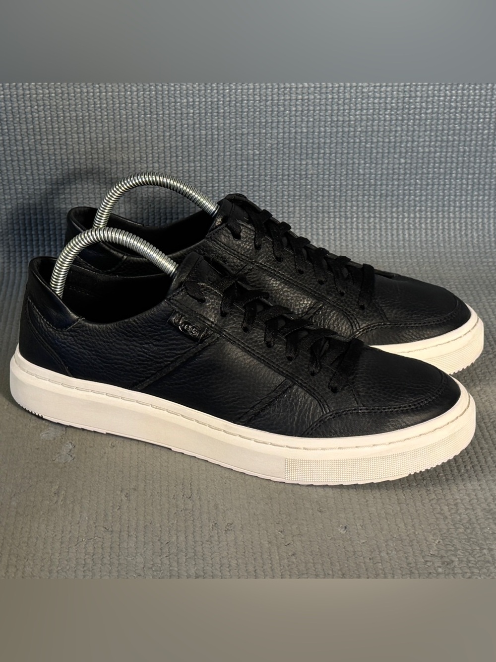 Ugg Australia Alameda Women’s Black/White Leather Sneakers Size 9